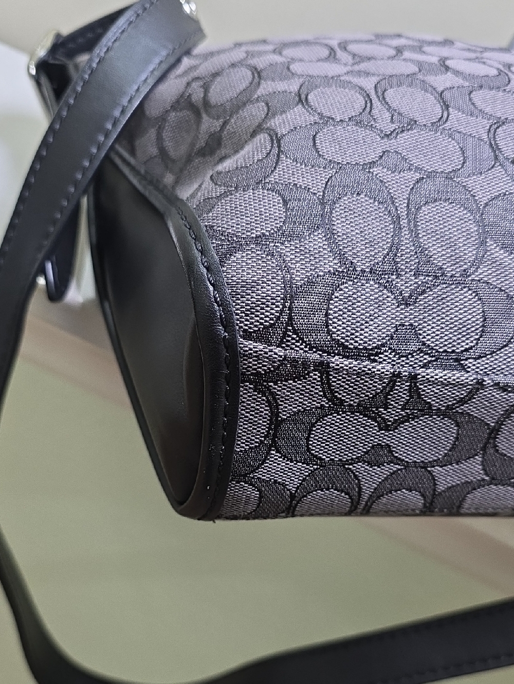COACH 25697 Signature Black Smoke Dufflette Shoulder Bag Crossbody Like New - Picture 8 of 16